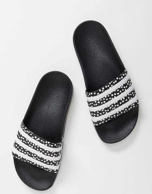 Ved en fejltagelse Hårdhed Frustration adidas Originals Adilette slides in black with polka dots | ASOS