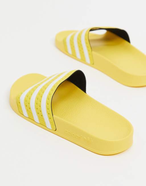 Adidas slippers 2025 geel zwart