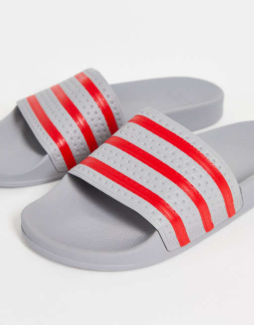 adidas Originals - Adilette Slippers in grijs rood | ASOS