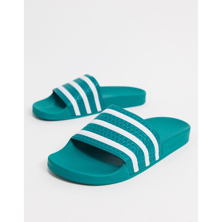 adidas Originals Adilette Slippers in groen en wit