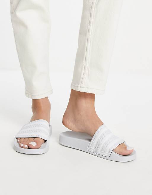 adidas Originals Adilette Slippers in lichtblauw