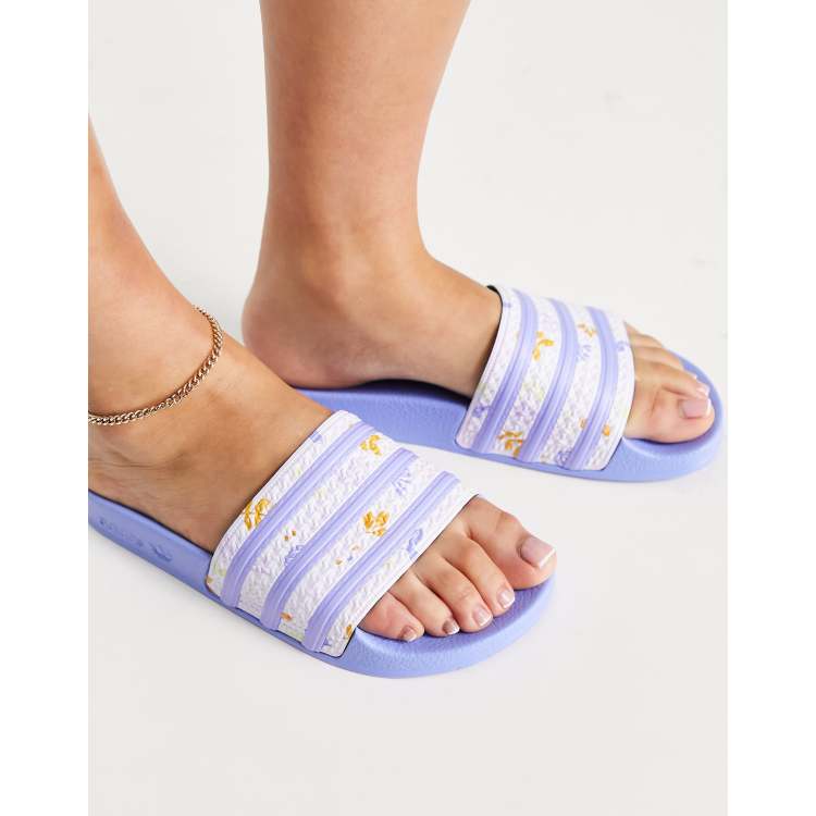 adidas Originals Adilette Slippers in lila met bloemetjes