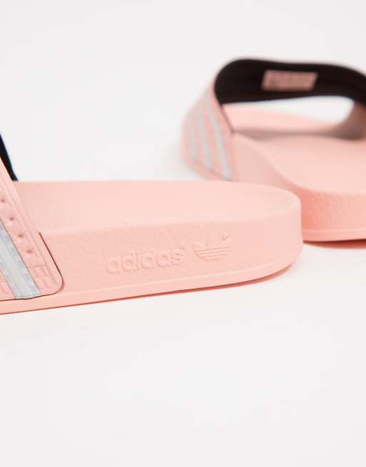 school Matroos Gestaag adidas Originals - Adilette - Slippers in roze en zilver | ASOS