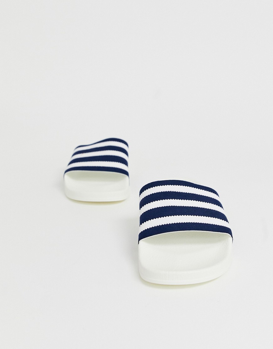 Adidas Originals - Adilette - Slippers in wit en marineblauw