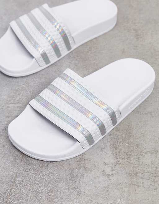 verlies uzelf expeditie Vergelijkbaar adidas Originals - Adilette - Slippers in wit en zilver | ASOS