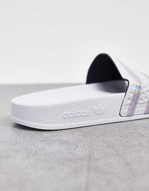 verlies uzelf expeditie Vergelijkbaar adidas Originals - Adilette - Slippers in wit en zilver | ASOS