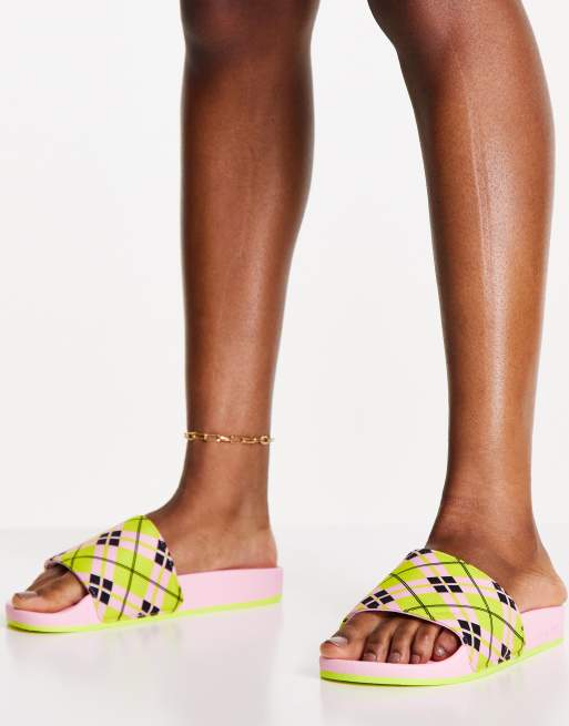 adidas Originals – Adilette Terry – Różowe klapki z materiału frotté w kratę