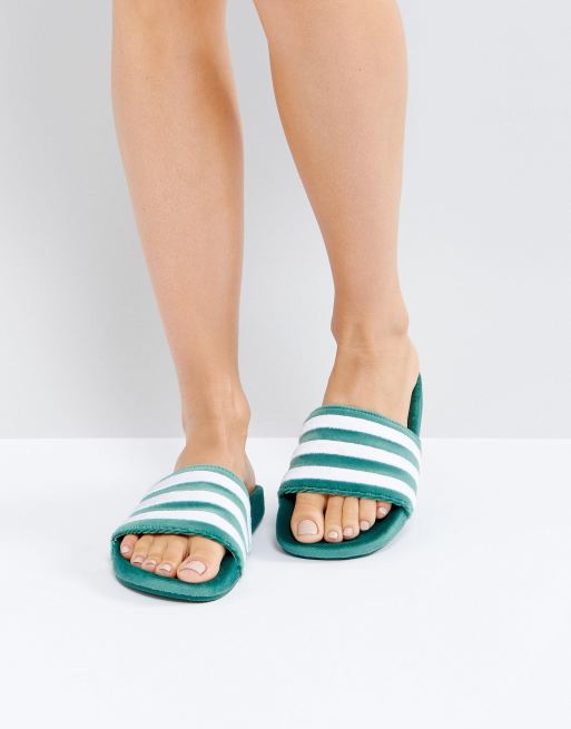 Aliviar Mal humor Suavemente adidas Originals Adilette Velvet Slider Sandals In Dark Green | ASOS