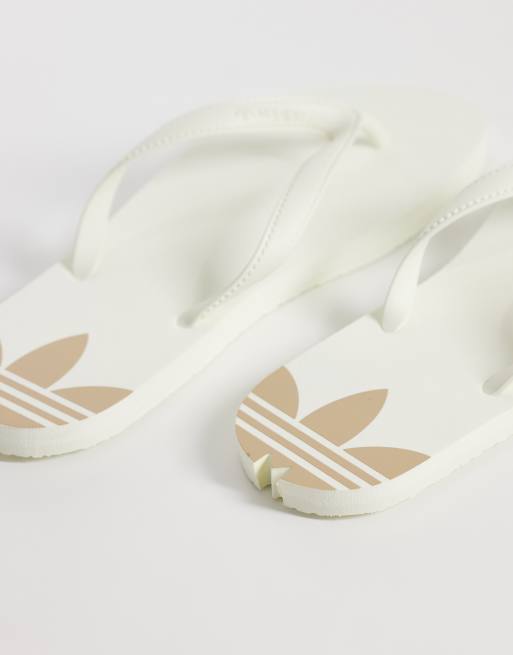 adidas Originals – adisun – Zehenstegsandalen in Weiß , 4 von 4