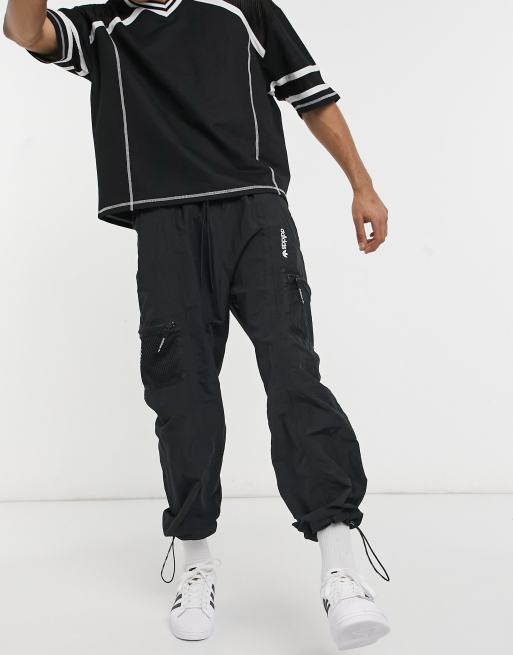 adidas Originals – Adventure – Gewebte Jogginghose mit Tasche in Schwarz