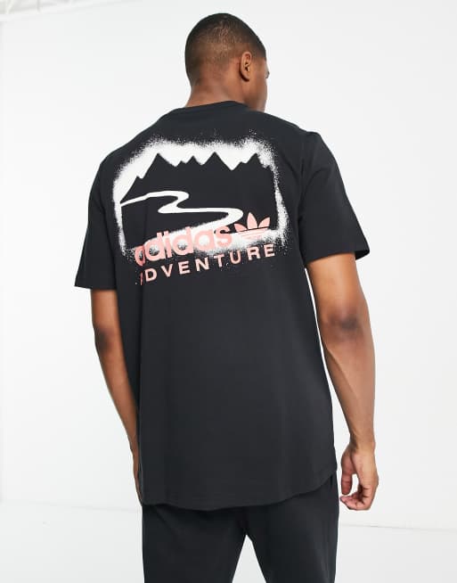 adidas Originals - Adventure - Sort T-shirt med landskabsprint på ryggen
