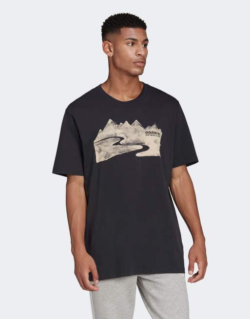 adidas Originals – Adventure – Svart t-shirt med bergstryck