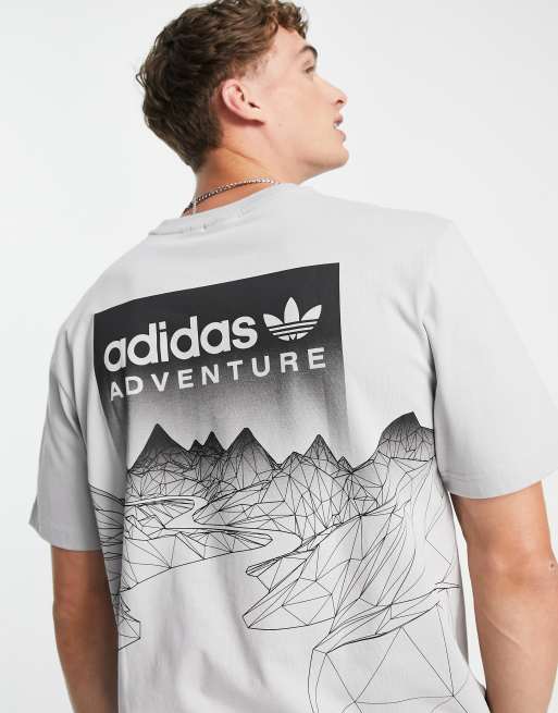 adidas Originals – Adventure – Szary T-shirt z nadrukiem gór na plecach