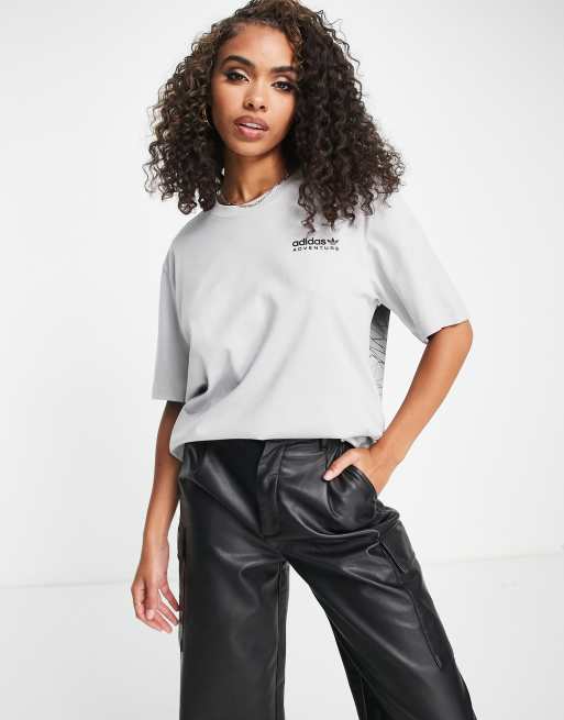 adidas Originals - Adventure - T-shirt i grå
