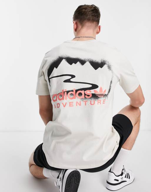 adidas Originals – Adventure – T-Shirt in Beige mit Landschaftsprint auf dem Rücken