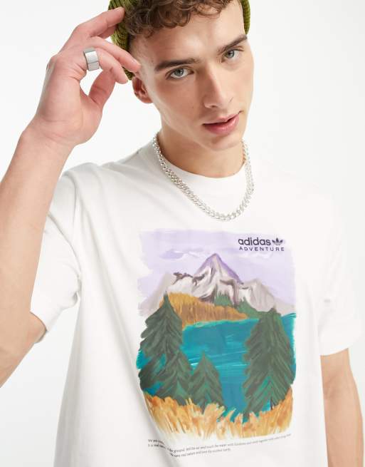 adidas Originals – Adventure – T-Shirt in Weiß mit Landschafts-Grafikprint