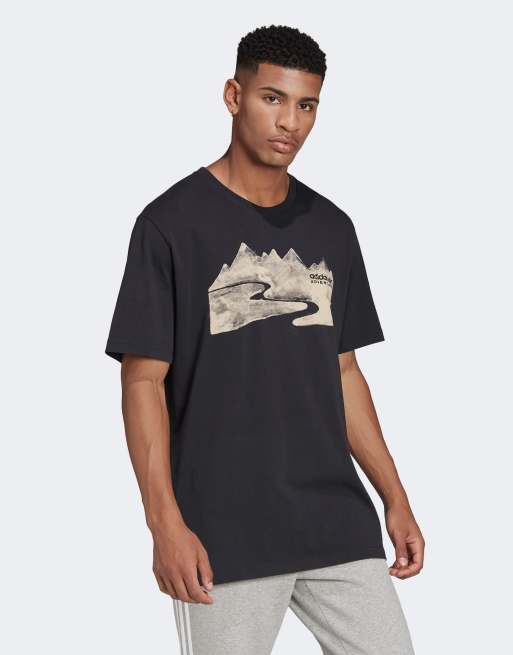 adidas Originals Adventure T shirt nera con stampa con montagna