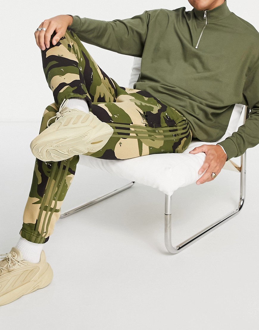 adidas Originals all over print camo joggers-Green