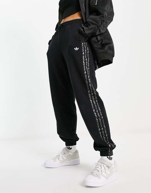 adidas Originals Animal Abstract Joggers neri con stampa zebrata e 3 strisce