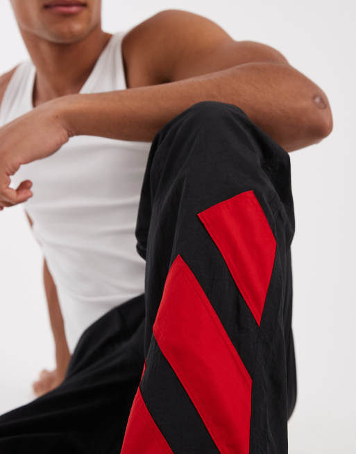 adidas Originals – Arch – Trainingshose in Schwarz und Rot, 4 von 5
