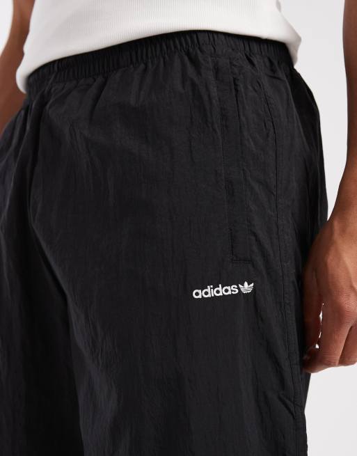 adidas Originals – Arch – Trainingshose in Schwarz und Rot, 5 von 5
