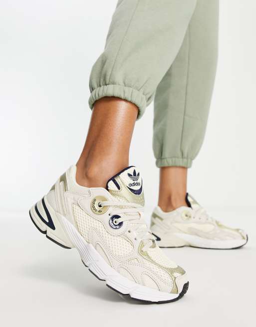 adidas Originals - Astir Kridthvide og guldfarvede sneakers