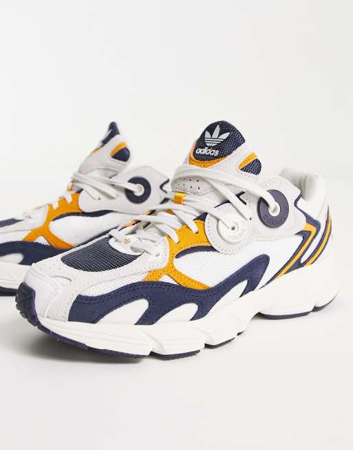 adidas Originals Astir Sneakers bianco sporco con dettagli color senape stile preppy e college