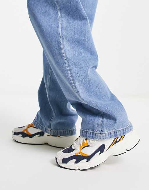 adidas Originals Astir Sneakers bianco sporco con dettagli color senape stile preppy e college
