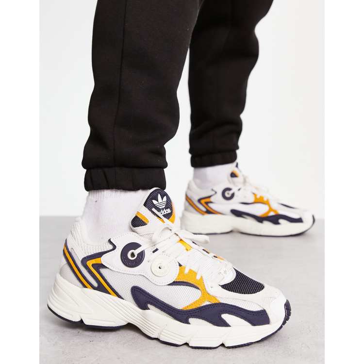 adidas Originals Astir Sneakers bianco sporco con dettagli color senape stile preppy e college