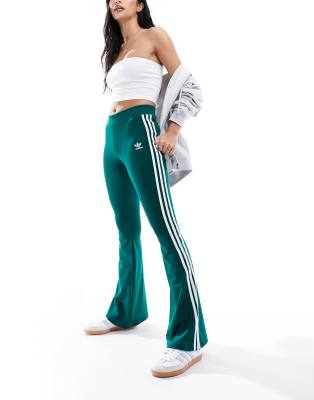 adidas Originals - Ausgestellte Leggings in College-Grün mit den drei Streifen