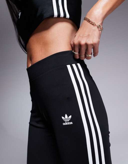 adidas Originals Ausgestellte Leggings in Schwarz mit den drei Streifen