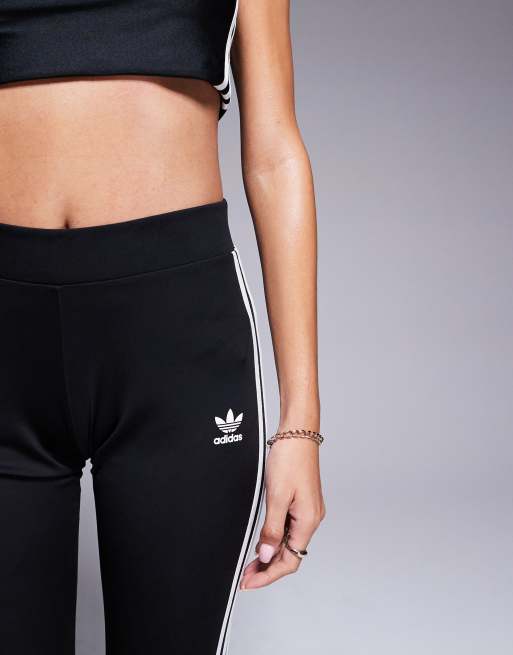 adidas Originals Ausgestellte Leggings in Schwarz mit den drei Streifen