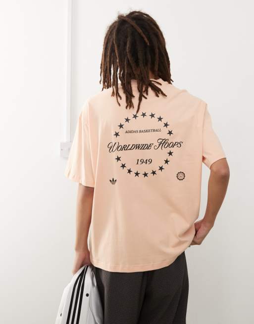 adidas Originals - Basketball - Koral-lyserød T-shirt med grafisk print