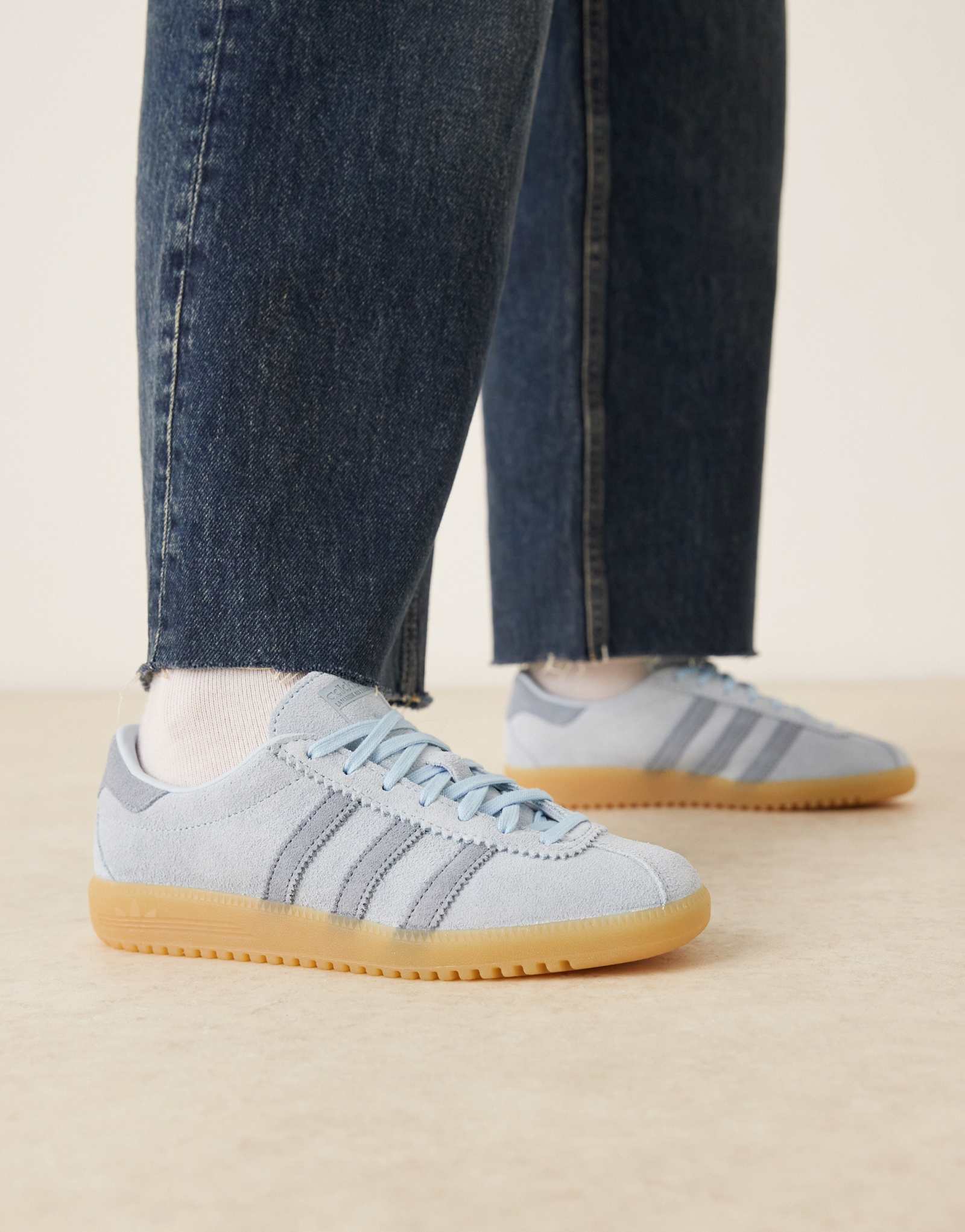 кроссовки-бермуды adidas Originals светло-голубого цвета