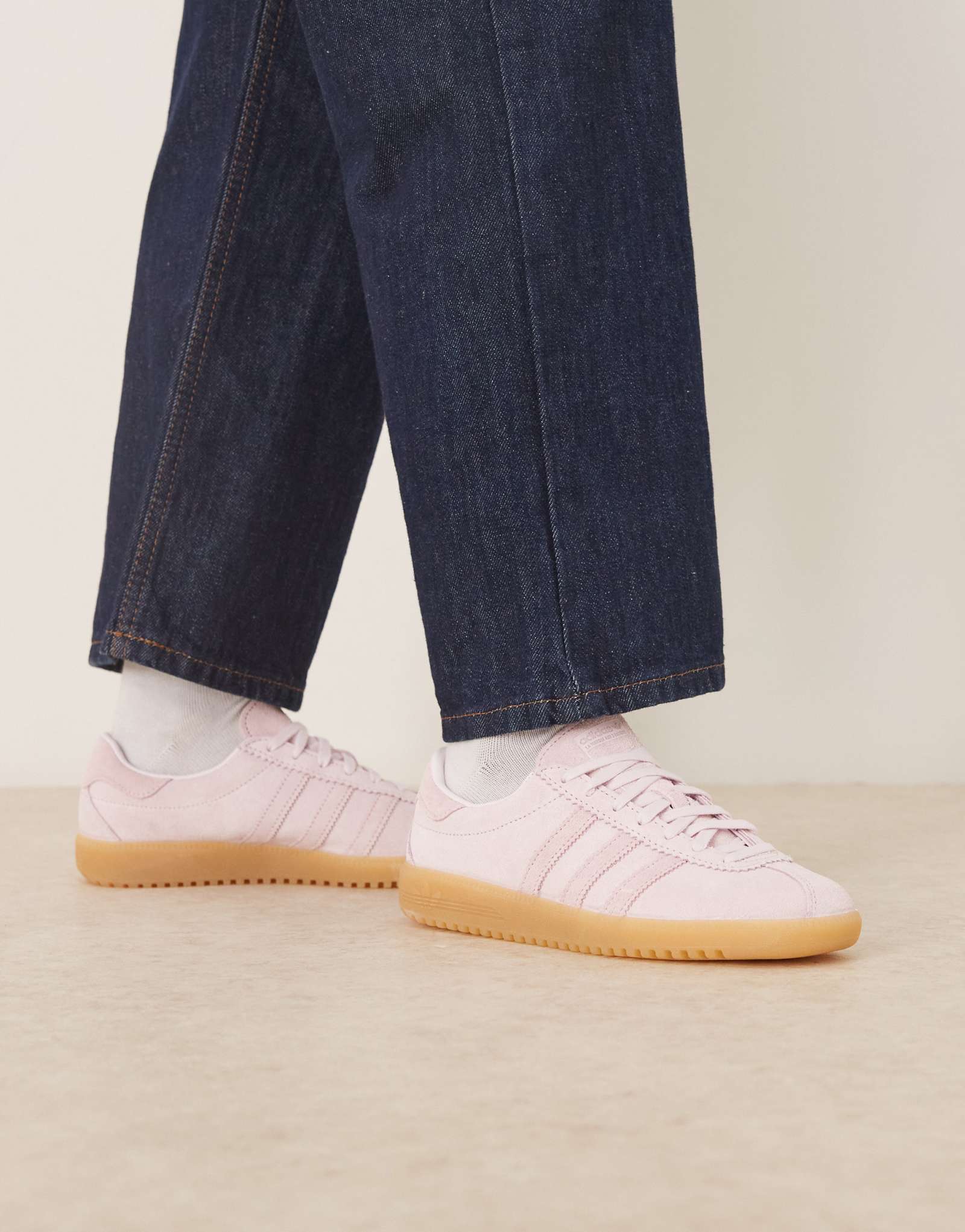 кроссовки-бермуды adidas Originals светло-розового цвета