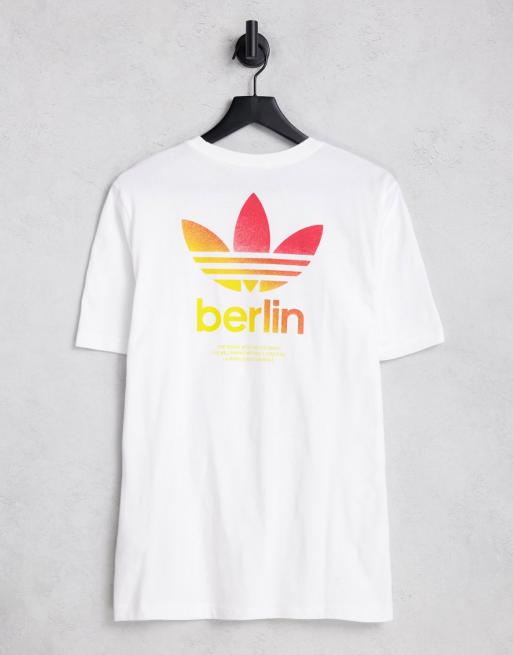adidas Originals – Biały T-shirt z napisem „Berlin” na plecach