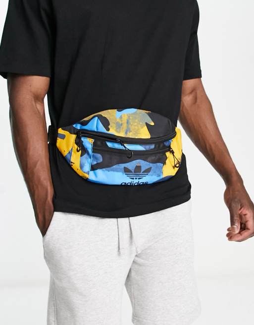 adidas Originals – Blå, kamouflagemönstrad magväska med grafisk logga