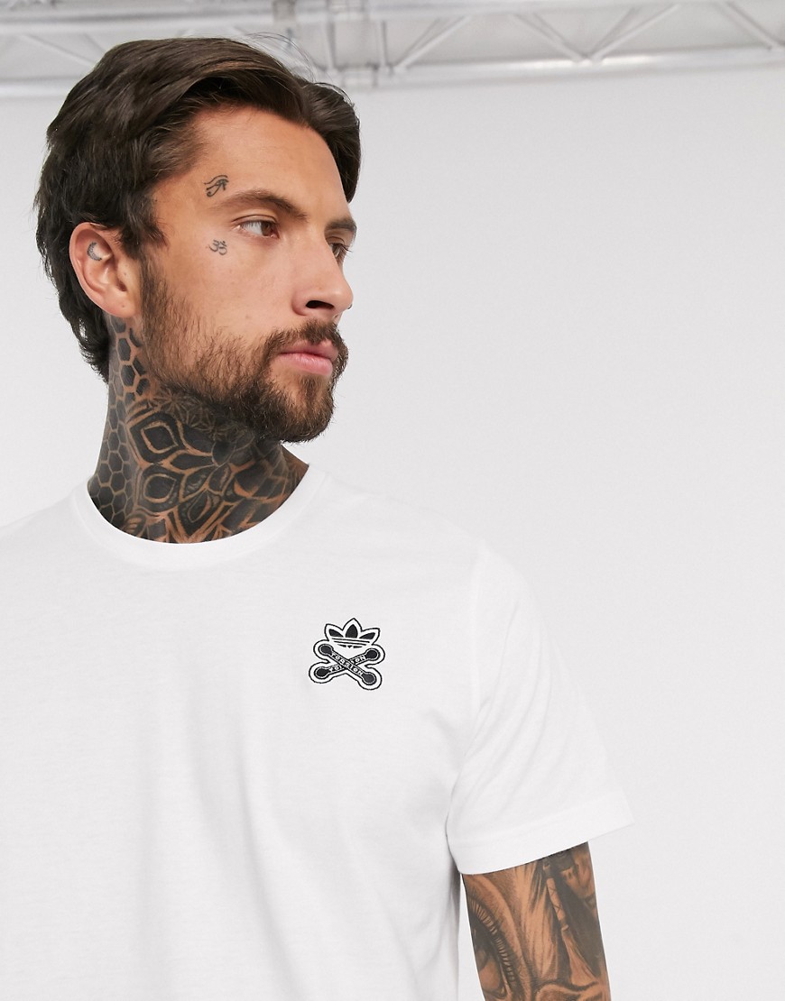 Adidas Originals - Bodega - T-shirt con stemma ricamato bianca-Bianco