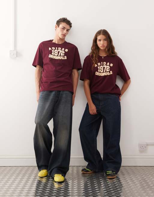 adidas Originals - Bordeauxrød T-shirt med 1972-print