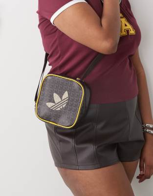 adidas Originals - Braune Tasche in Rautenform mit Monogramm-Print