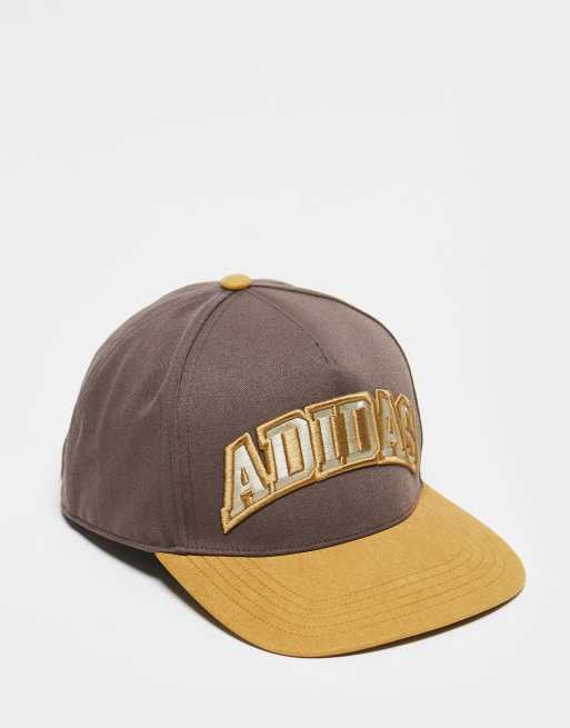 adidas Originals – Brązowa czapka z daszkiem w uczelnianym stylu