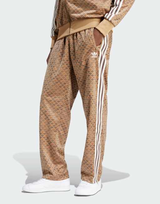 adidas Originals – Brązowe spodnie dresowe we wzór z monogramem