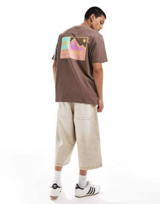 adidas Originals – Brązowy T-shirt z grafiką gór