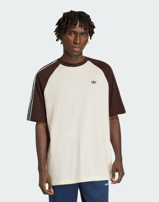 adidas Originals - Britcore - T-shirt à manches courtes et bords contrastants - Blanc cassé/café aurora