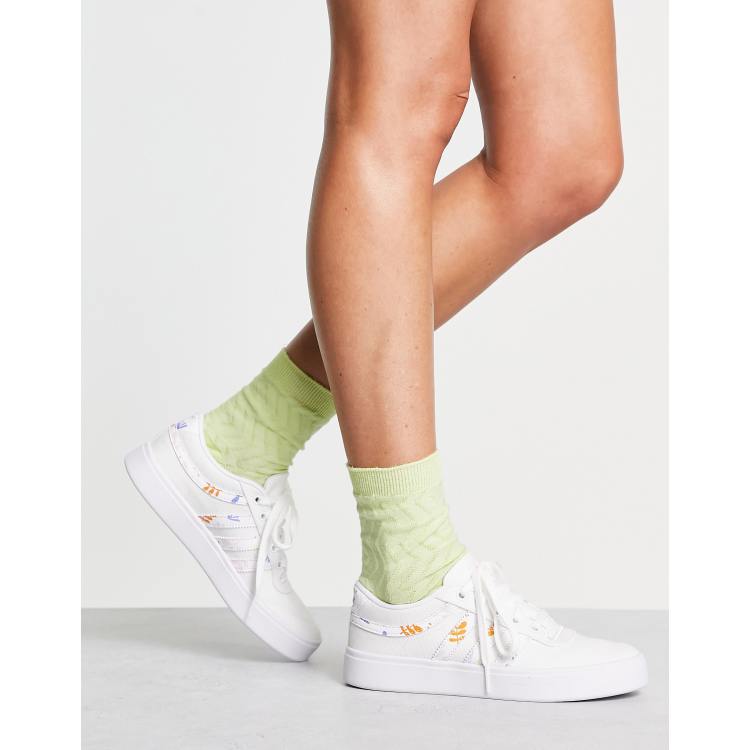 adidas Originals Bryony Sneakers bianco sporco con dettagli floreali ASOS