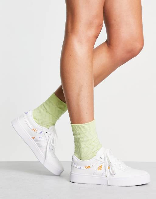 Geometrie Zee Trouw adidas Originals - Bryony - Sneakers in gebroken wit met bloemen | ASOS