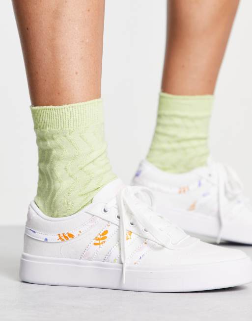 eiwit Handel Pebish adidas Originals - Bryony - Sneakers in gebroken wit met bloemen | ASOS