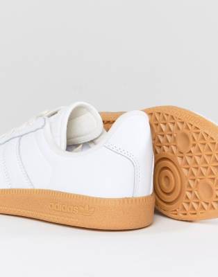 white adidas trainers gum sole