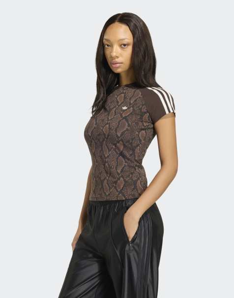 adidas Originals – Cali – T-Shirt in Braun/Aurora Coffee mit Schlangenmuster - view 1