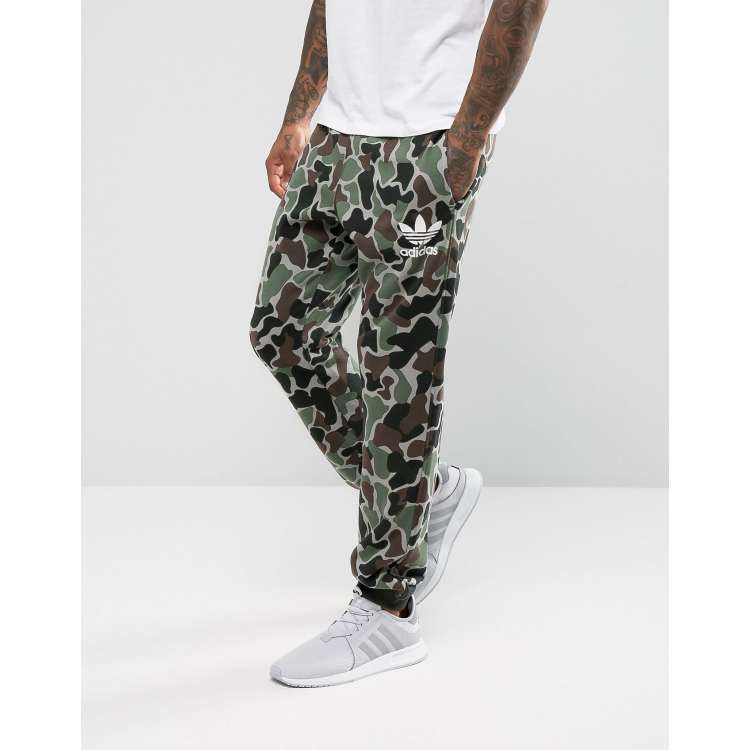 Adidas originals joggers. Мужские джоггеры адидас камуфляж. Зеленые джоггеры adidas Originals. Adidas Jogger штаны. Брюки adidas Camouflage.